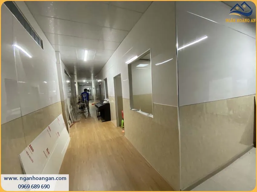 Thi Công Ốp Tường Lamri PVC Giả Đá Chống Cháy Lan, An Toàn