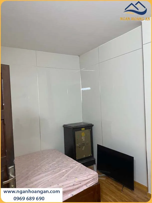 Thi Công Tấm PVC Trắng Trơn Hiện Đại Cho Phòng Ngủ