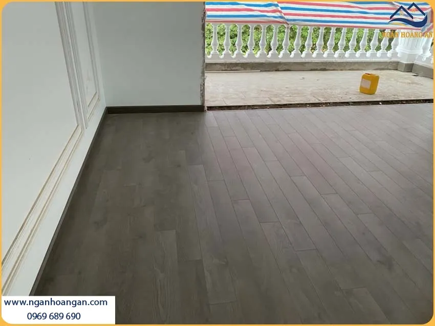 Thi Công Sàn Gỗ Công Nghiệp Binyl BN8096 Tạo Nên Sự Sang Trọng Thi Công Sàn Gỗ Công Nghiệp Binyl BN8096 Tạo Nên Sự Sang Trọng