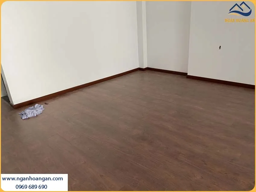 Thi Công Sàn Gỗ Công Nghiệp Binyl Thân Thiện Với Người Dùng