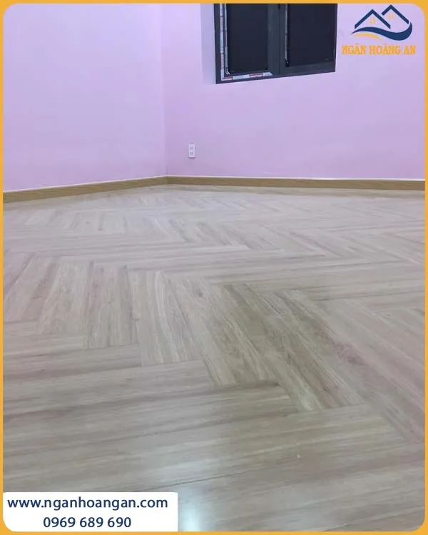 Căn Hộ Thi Công Bằng Sàn Gỗ Xương Cá Bền Bỉ, Không Bị Phai Màu