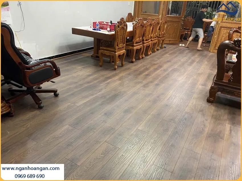 Lắp Đặt Sàn Gỗ Công Nghiệp Binyl Thi Công Nhanh, Có Độ Bền Cao