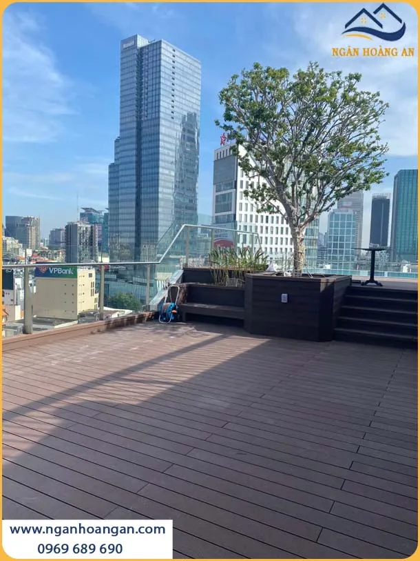 Thi Công Lót Sàn Composite Cho Sân Thượng Công Ty Thêm Đẳng Cấp