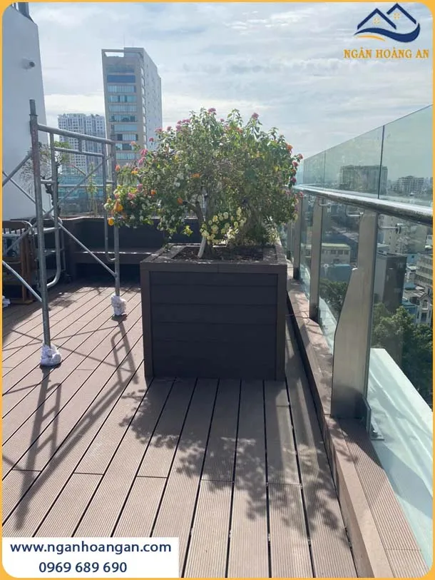 Lót Sàn Gỗ Nhựa Cho Sân Thượng An Toàn Cho Sức Khoẻ Của Người Sử Dụng