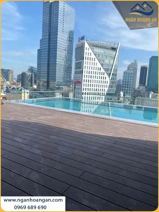 Lót Sàn Gỗ Nhựa Ngoài Trời Được Lắp Đặt Sang Trọng Cho Hồ Bơi Sân Thượng