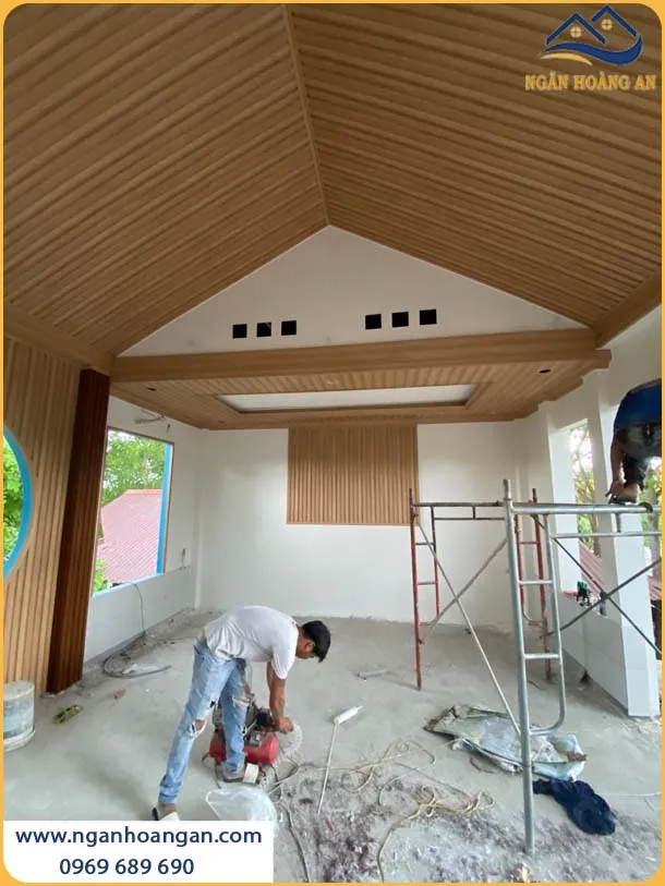Thi Công Tấm Nhựa Lam Sóng Giả Gỗ Cho Trần Và Tường Nhà Thi Công Tấm Nhựa Lam Sóng Giả Gỗ Cho Trần Và Tường Nhà