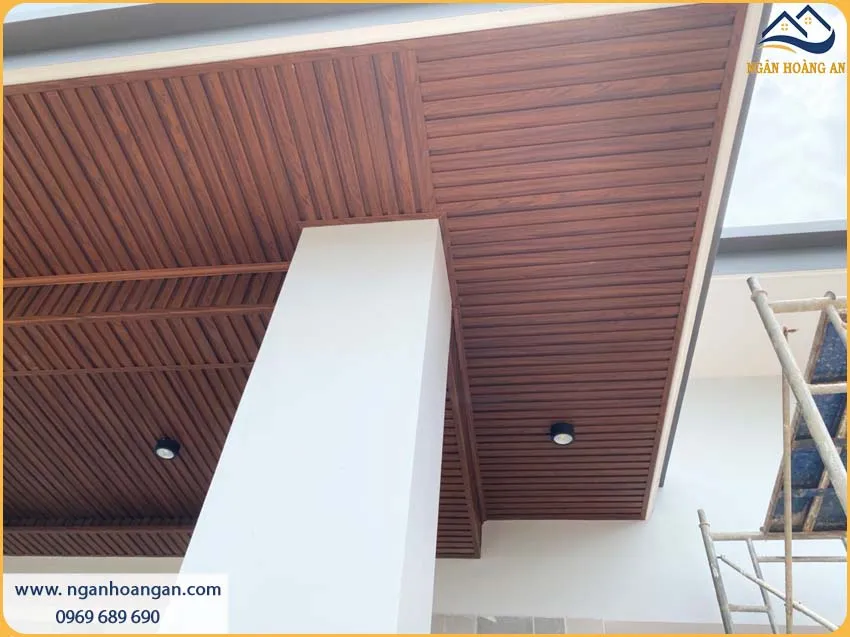 Thi Công Ốp Trần Tấm Nhựa Lam Sóng Giả Gỗ Chắc Chắn Cho Không Gian