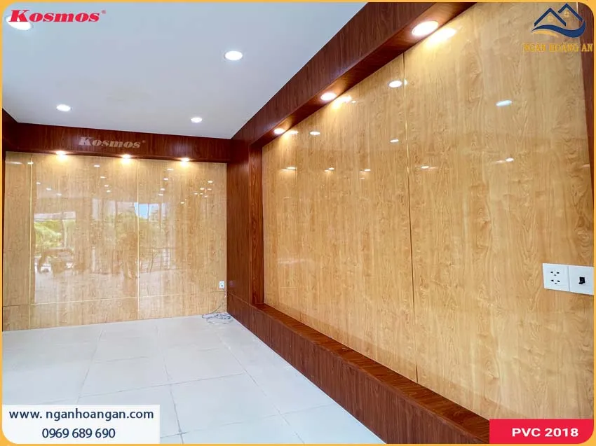 Tường Phòng Khách Được Ốp Tường Tỉ Mỉ Bởi Tấm Nhựa PVC Giả Gỗ