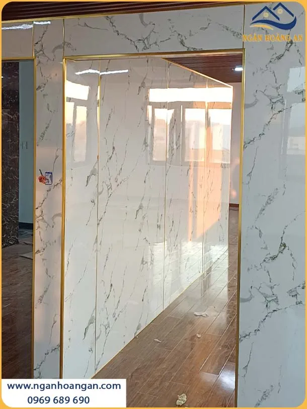 Phòng Khách Được Ốp Tường Bằng Tấm Nhựa PVC Giả Đá, Đẹp Và Thu Hút