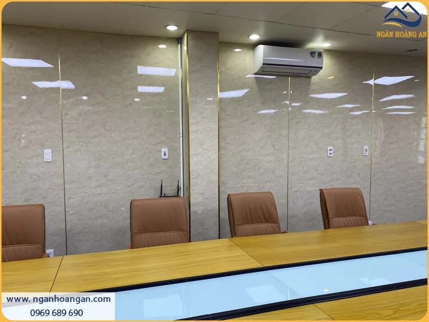 Khách Hàng Hài Lòng Tuyệt Đối Sau Khi Thi Công PVC Giả Đá Cho Phòng Họp