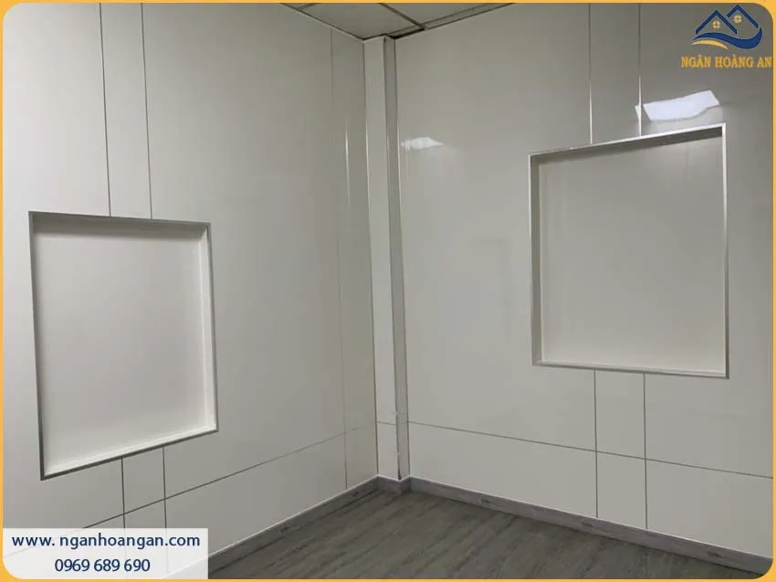 Thi Công Ốp Tường Tấm PVC Nhựa Trắng Trơn Chắc Chắn Cho Không Gian