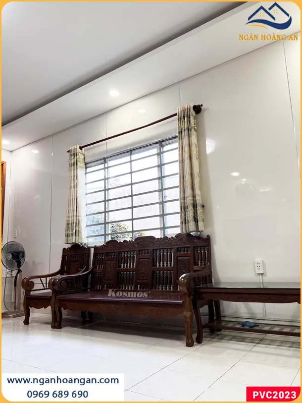Tường Phòng Khách Được Ốp Tường Tỉ Mỉ Bởi Tấm Nhựa PVC Màu Trắng Tường Phòng Khách Được Ốp Tường Tỉ Mỉ Bởi Tấm Nhựa PVC Màu Trắng