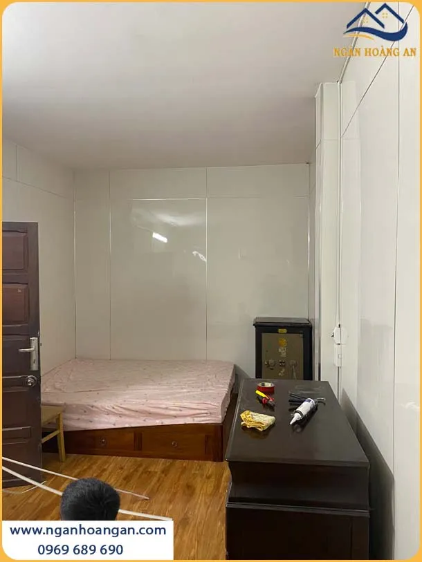 Thi Công Tấm PVC Màu Trắng Hiện Đại Cho Phòng Ngủ Thi Công Tấm PVC Màu Trắng Hiện Đại Cho Phòng Ngủ