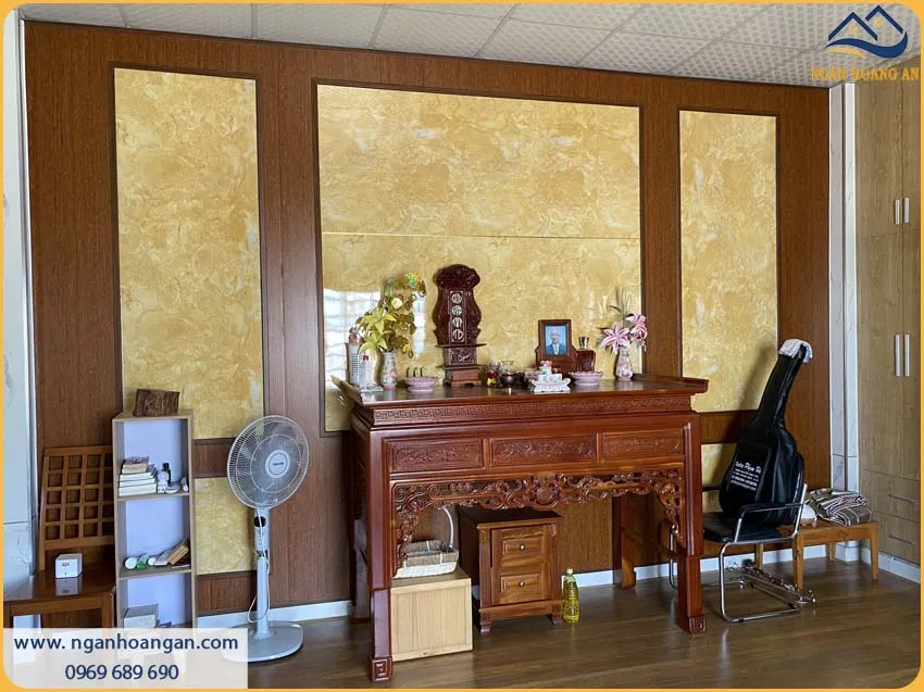 Tường Phòng Thờ Được Ốp Tường Tỉ Mỉ Bởi Tấm Nhựa PVC Giả Đá