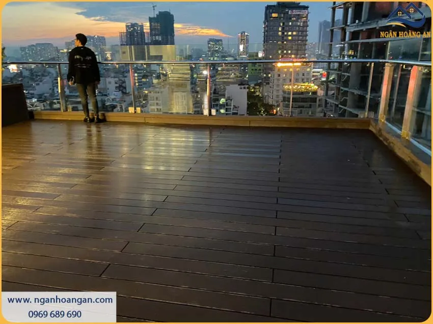 Lót Sàn Gỗ Nhựa Ngoài Trời Được Lắp Đặt Sang Trọng Cho Sân Thượng