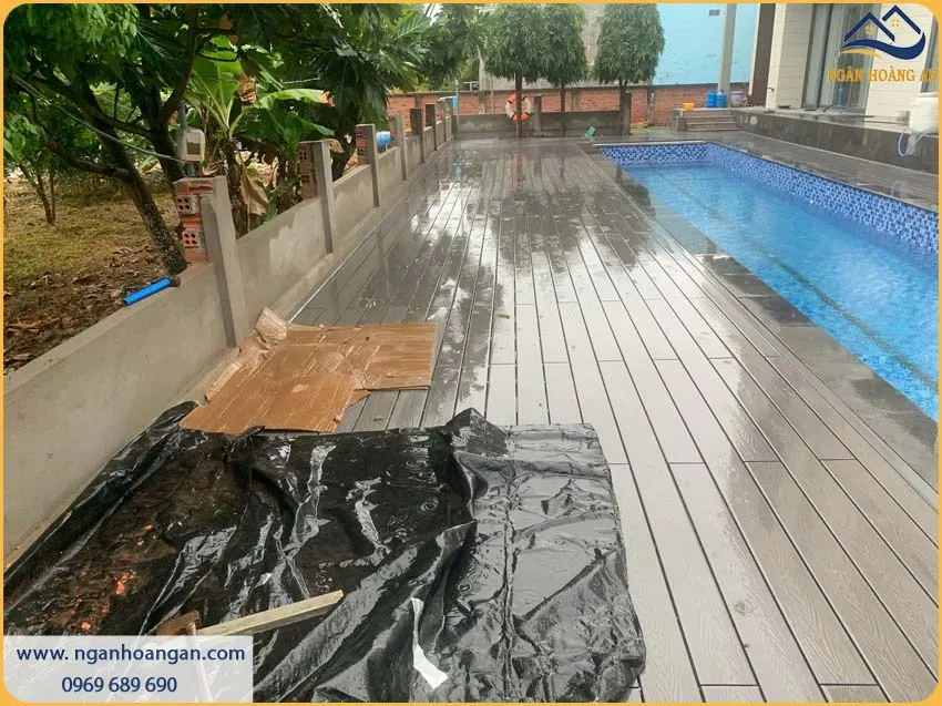 Lắp Đặt Sàn Gỗ Nhựa Ngoài Trời Cho Sàn Hồ Bơi Chống Trơn Trượt