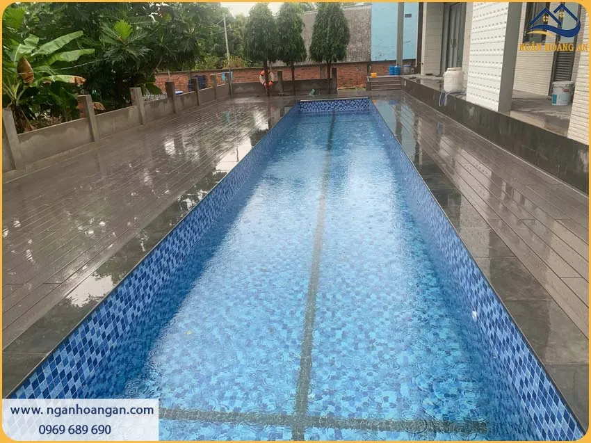 Lắp Đặt Sàn Gỗ Nhựa Ngoài Trời Cho Sàn Hồ Bơi Chống Trơn Trượt
