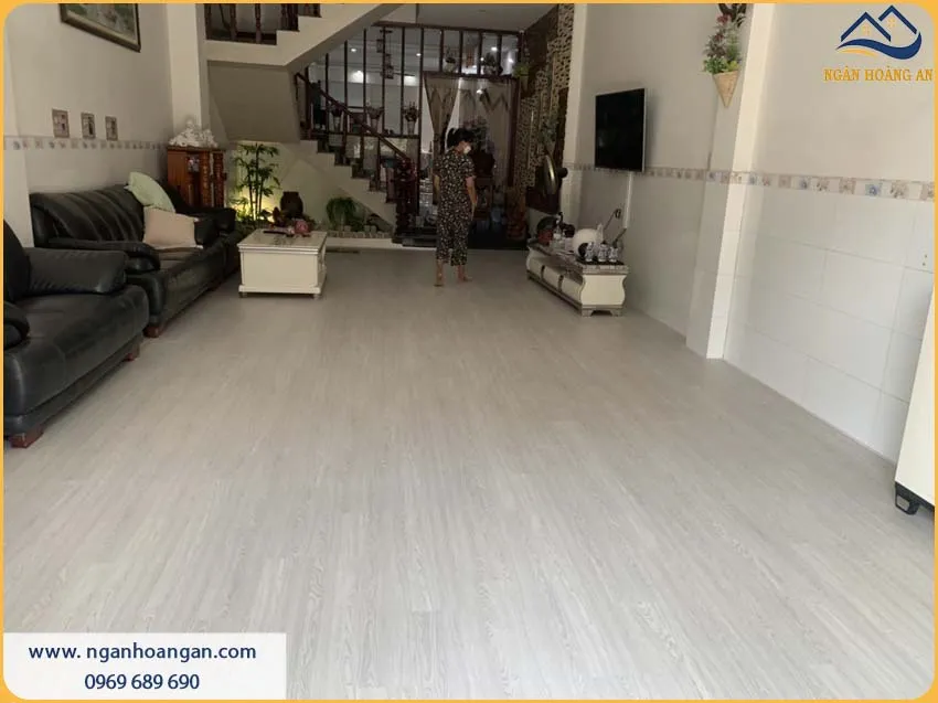 Sàn Nhựa Giả Gỗ Được Lắp Đặt Thời Thượng Cho Phòng Khách