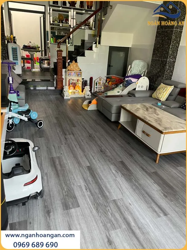 Sàn Nhựa Giả Gỗ Được Lắp Đặt Thời Thượng Cho Phòng Khách