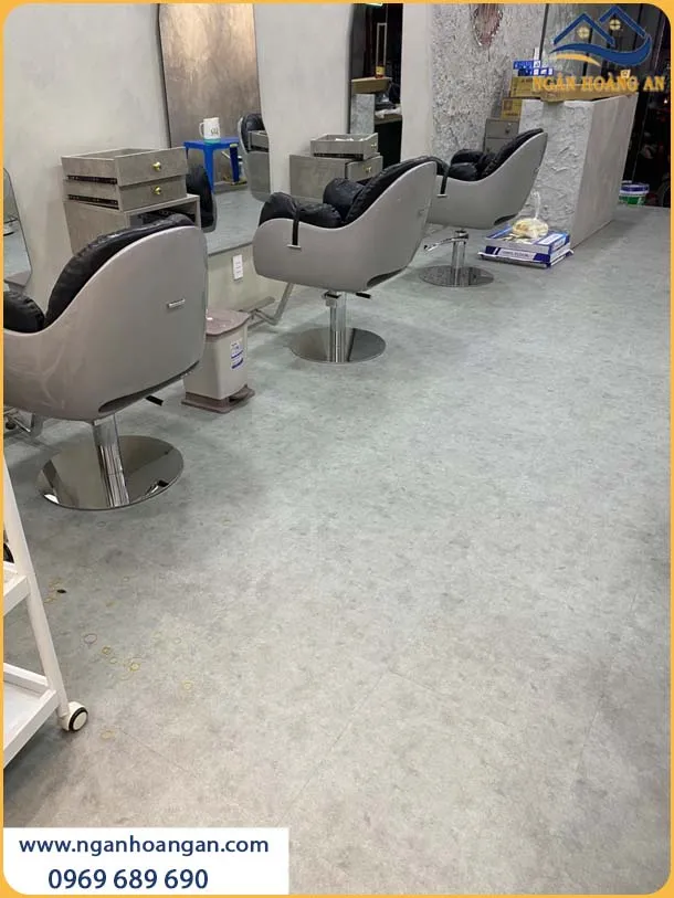 Sàn Nhựa Giả Bê Tông Được Lắp Đặt Thời Thượng Cho Salon Tóc