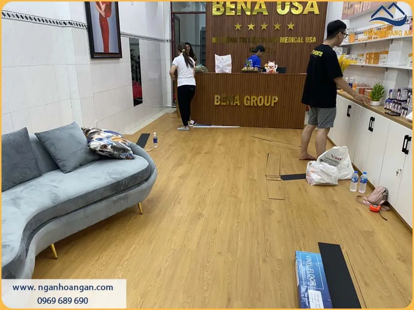 Thi Công Sàn Nhựa Giả Gỗ Độ Bền Lên Đến 15 Năm