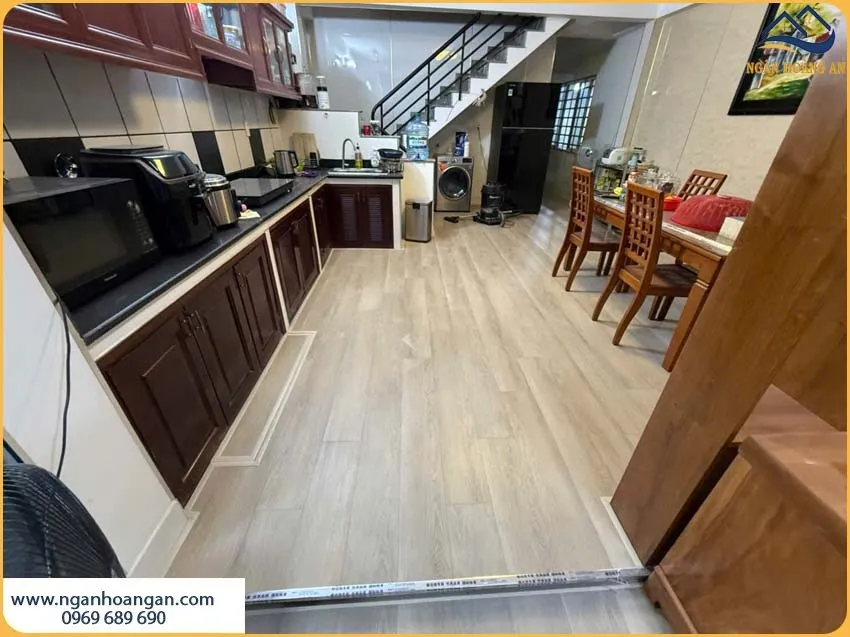Bếp Lát Sàn Nhựa Hèm Khoá Giảm Trơn Trượt