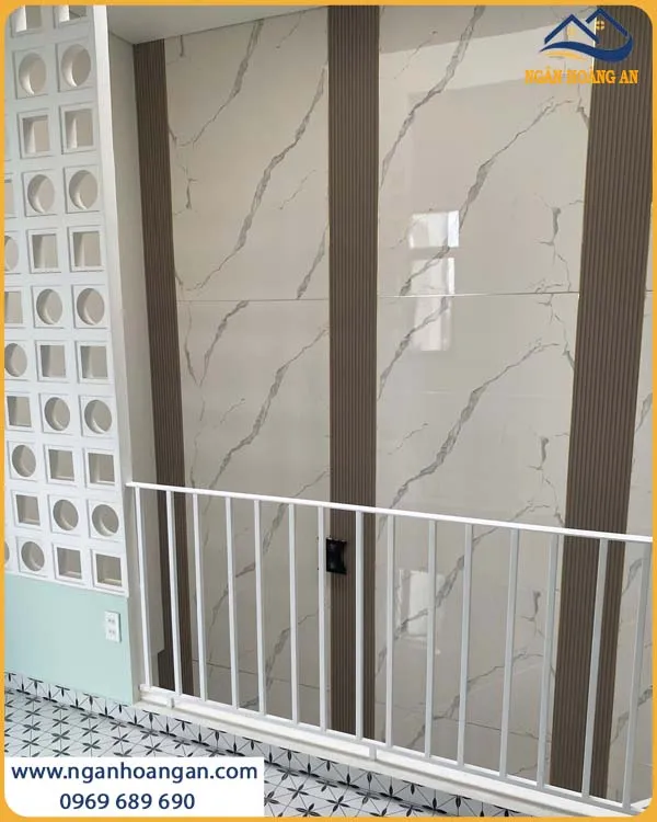 Cầu Thang Được Ốp Tường Bằng Tấm Nhựa PVC Giả Đá Và Lam Sóng Than Tre