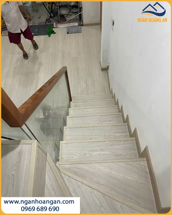Cầu Thang Lát Sàn Nhựa Hèm Khoá Kosmos Bền Đẹp
