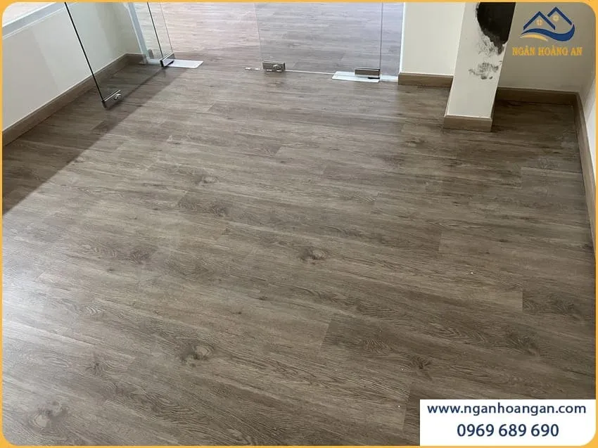 Thi Công Sàn Nhựa Hèm Khoá Charmwood SPC04 Cho Nhà Ở