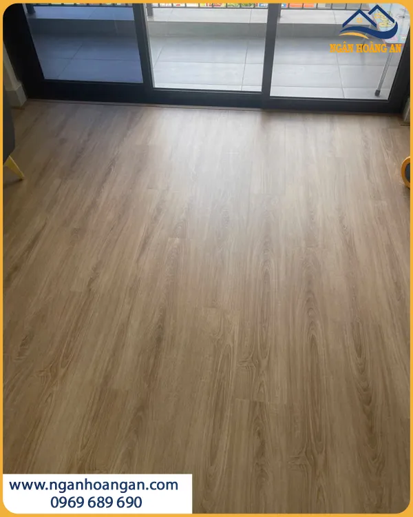 Chung Cư Lát Sàn Nhựa Hèm Khoá THFloor HS8004 Ít Bám Bụi