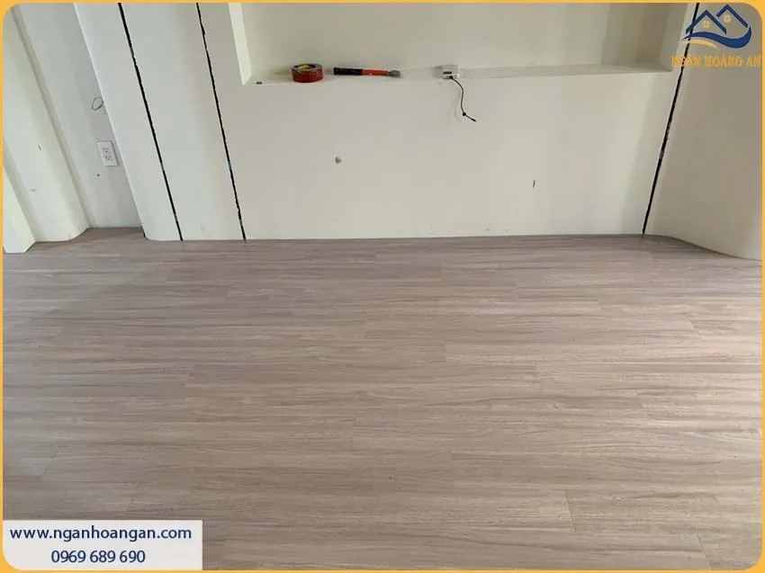 Sàn Gỗ Công Nghiệp Kosmos Được Lắp Đặt Thời Thượng Cho Phòng Khách Sàn Gỗ Công Nghiệp Kosmos Được Lắp Đặt Thời Thượng Cho Phòng Khách