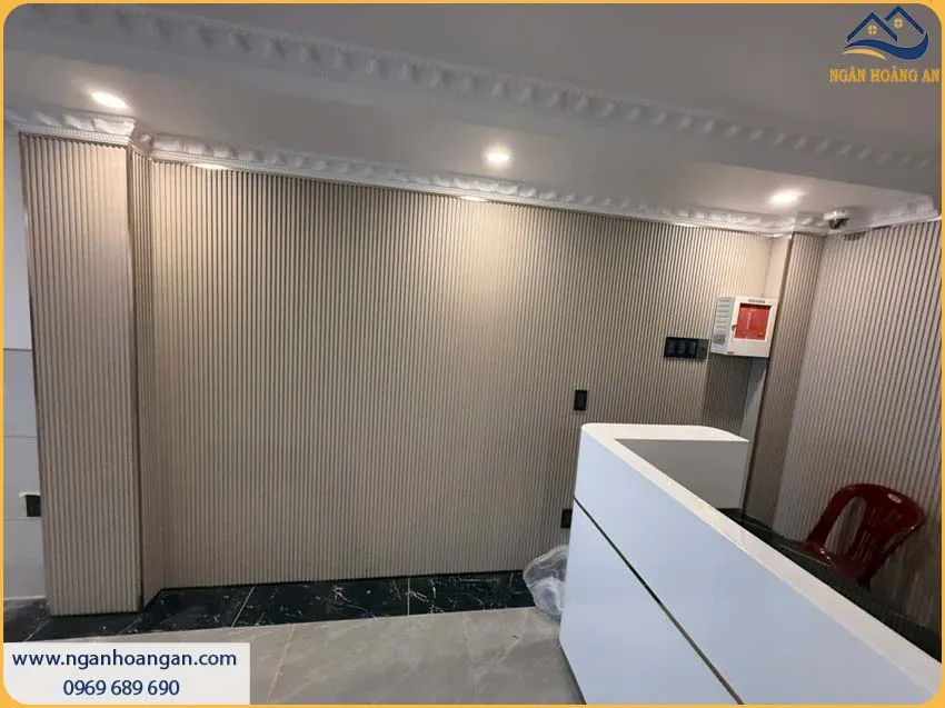 Thi Công Ốp Tường Lam Sóng Than Tre iWood Tạo Nên Sự Sang Trọng