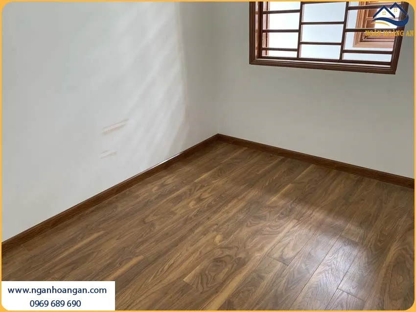Căn Hộ Thi Công Bằng Sàn Gỗ Công Nghiệp Bền Bỉ, Không Bị Phai Màu