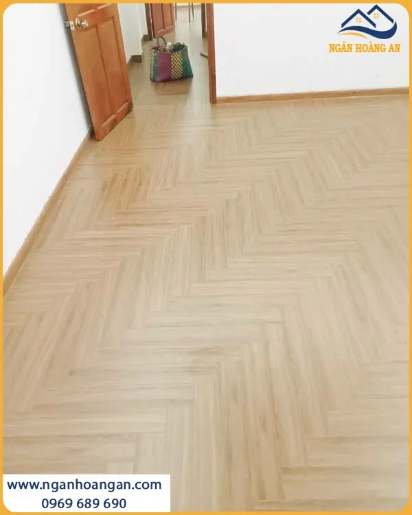 Căn Hộ Thi Công Bằng Sàn Gỗ Xương Cá Bền Bỉ, Không Bị Phai Màu