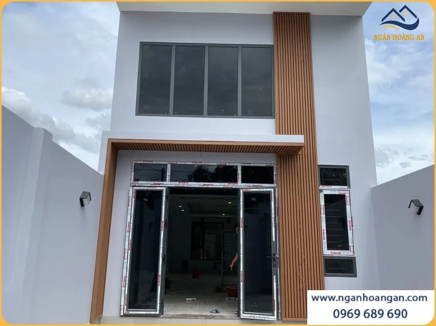 Công Trình Ốp Mặt Tiền Nhà Với Lam Sóng Kosmos Light Wood