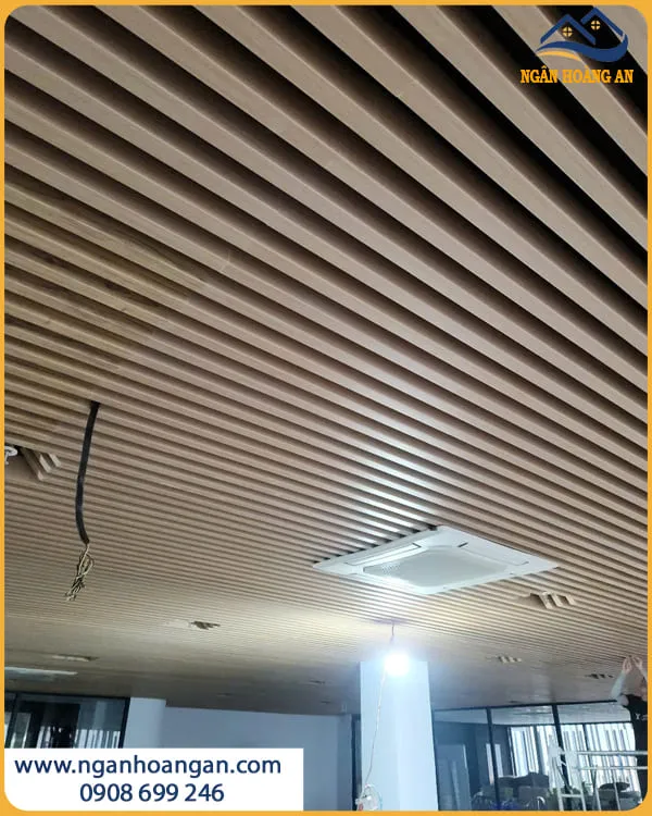 Công Trình Ốp Trần Nan U Nhựa Giả Gỗ HT105 Hiện Đại