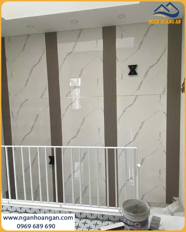 Thi Công Ốp Tường Cầu Thang PVC Giả Đá Tạo Nên Sự Tinh Tế