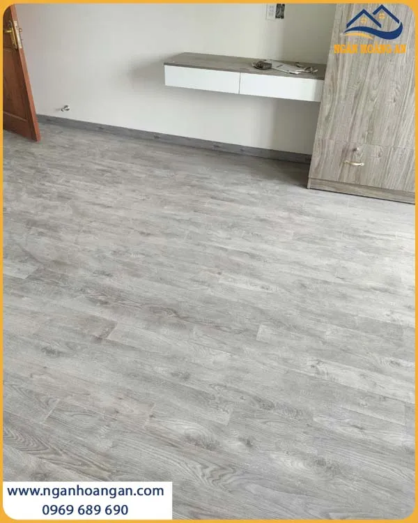 Căn Hộ Thi Công Bằng Sàn Gỗ Công Nghiệp Bền Bỉ, Không Bị Phai Màu