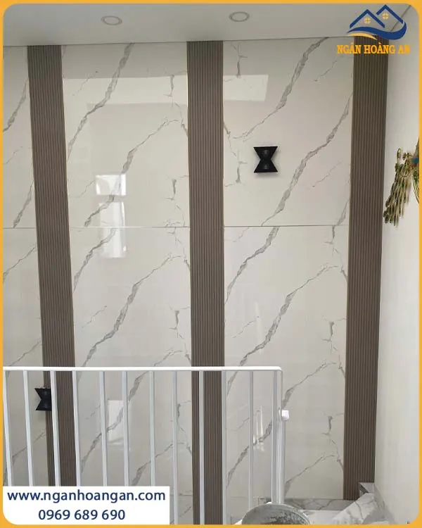 Thi Công Tường Cầu Thang PVC Giả Đá Và Lam Sóng Kosmos Cho Nhà Ở
