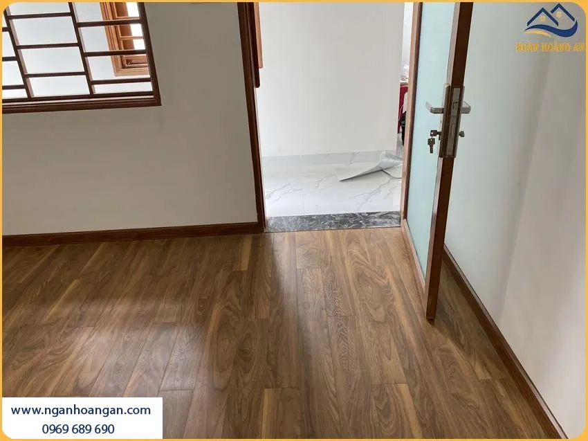 Phòng Khách Được Thi Công Sàn Gỗ Công Nghiệp Charmwood Đẹp Và Thu Hút
