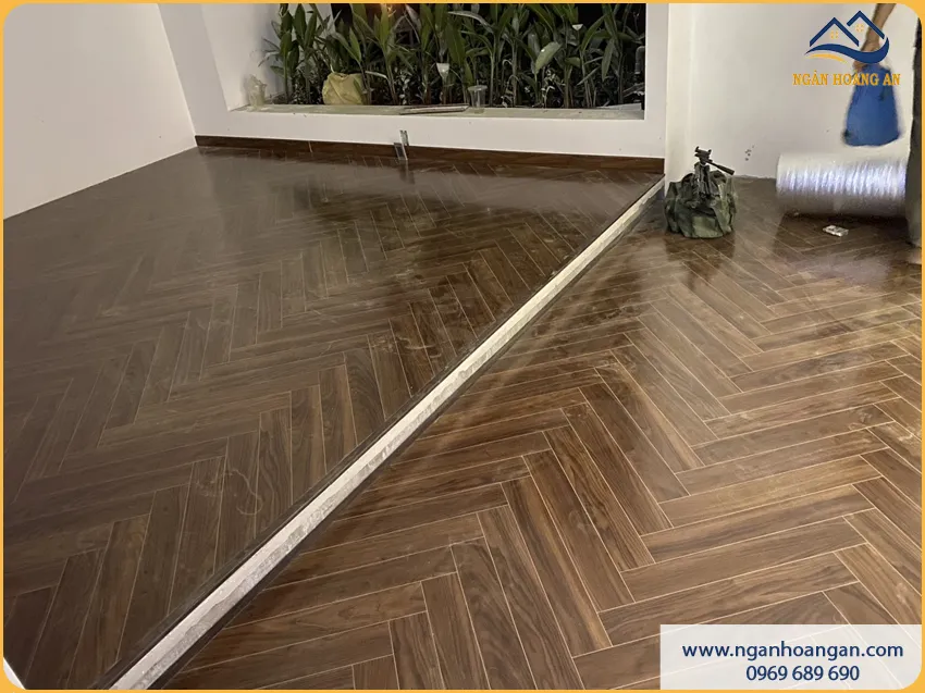 Công Ty Lát Sàn Gỗ Xương Cá Cho Phòng Khách Uy Tín