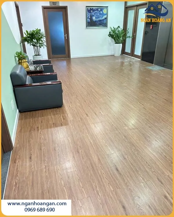 Công Ty Lát Sàn Nhựa Dán Keo Giảm Trơn Trượt
