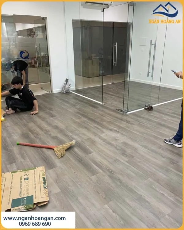 Đội Thợ Lát Sàn Nhựa Hèm Khoá Cho Công Ty Chất Lượng Đội Thợ Lát Sàn Nhựa Hèm Khoá Cho Công Ty Chất Lượng