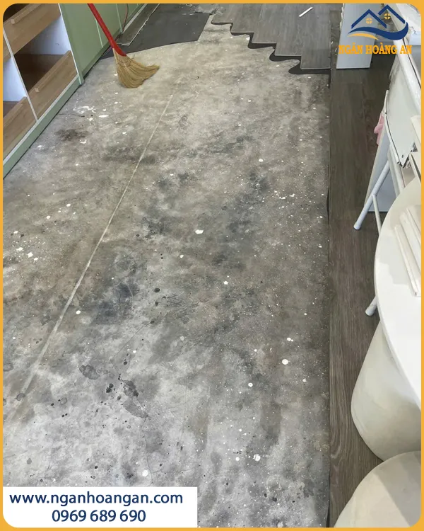Cửa Hàng Trước Khi Lát Sàn Nhựa Keo Sẵn THFloor T022 