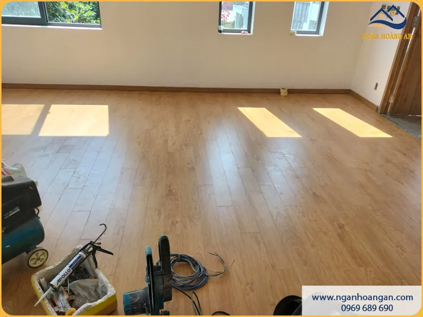 Đội Ngũ Lát Sàn Gỗ Công Nghiệp Cho Phòng Khách Kinh Nghiệm
