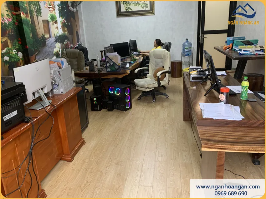 Đội Ngũ Lát Sàn Gỗ Công Nghiệp Cho Văn Phòng Tận Tâm