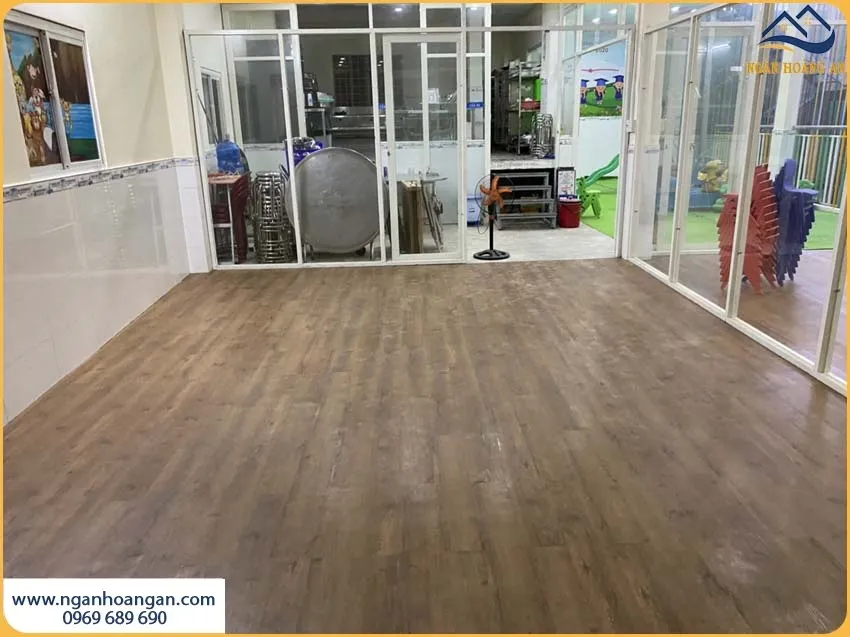 Đội Ngũ Lát Sàn Nhựa Dán Keo Cho Trường Học Kinh Nghiệm
