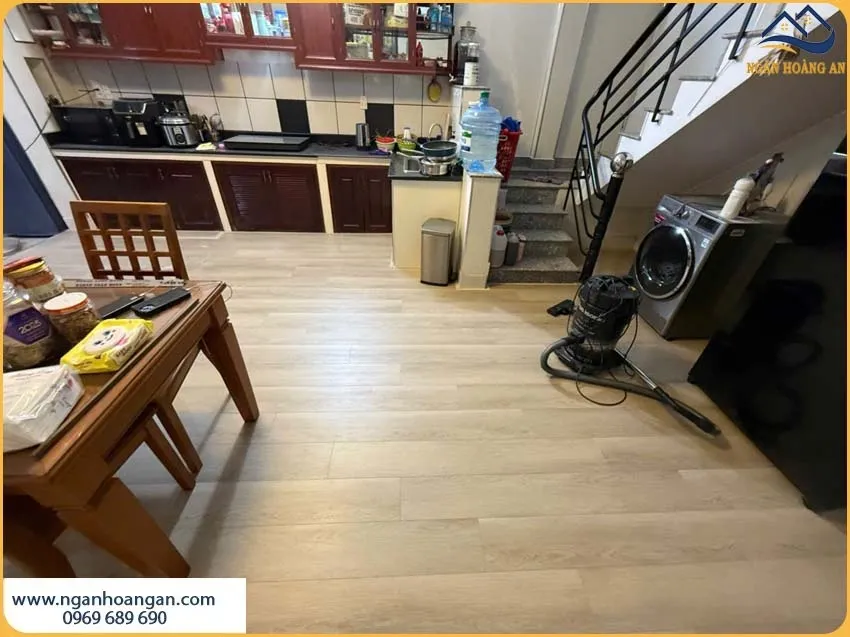 Đội Ngũ Lát Sàn Nhựa Hèm Khoá Cho Bếp Kinh Nghiệm