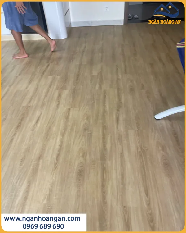 Đội Ngũ Lát Sàn Nhựa Hèm Khoá THFloor HS8004 Chuyên Nghiệp