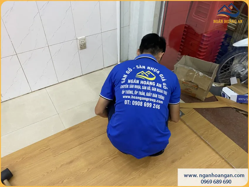 Đội Ngũ Ngân Hoàng An Thi Công Sàn Nhựa Dán Keo Chuẩn Chỉnh Đội Ngũ Ngân Hoàng An Thi Công Sàn Nhựa Dán Keo Chuẩn Chỉnh